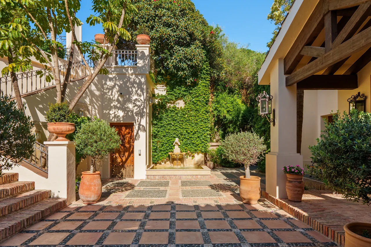 6-bedroom villa in Las Lomas del Marbella Club with private pool and private garden — image 21