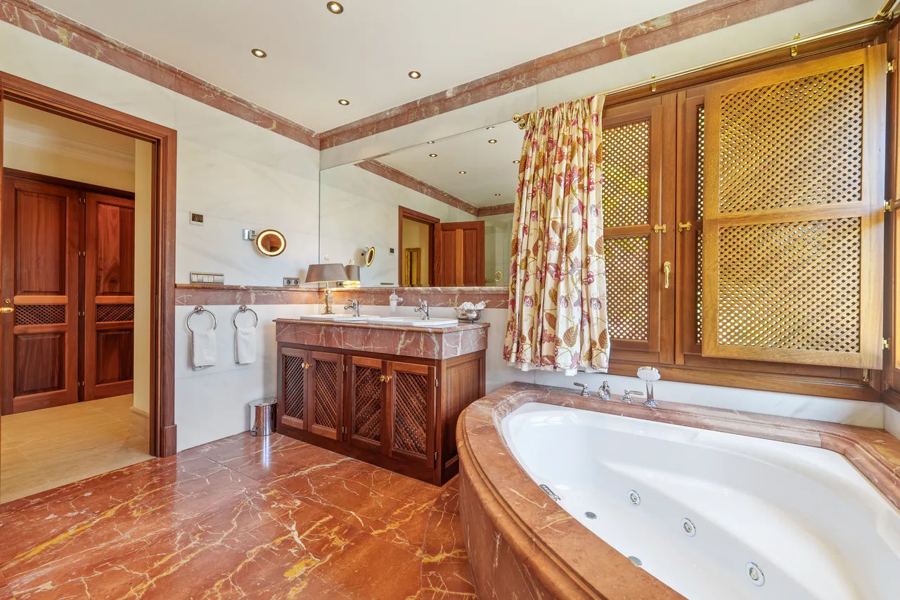 6-bedroom villa in Las Lomas del Marbella Club with private pool and private garden — image 22