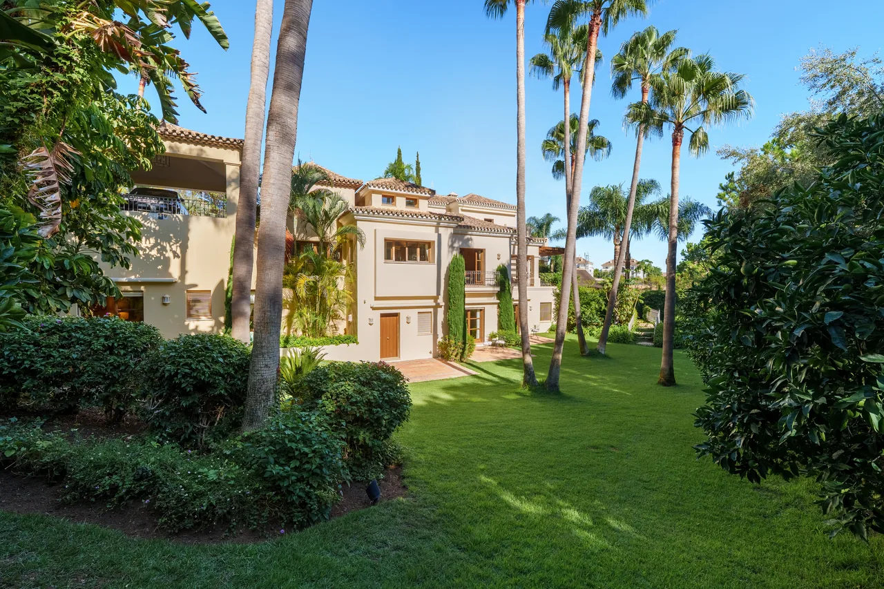 6-bedroom villa in Las Lomas del Marbella Club with private pool and private garden — image 23