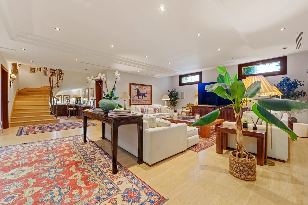 6-bedroom villa in Las Lomas del Marbella Club with private pool and private garden — image 30