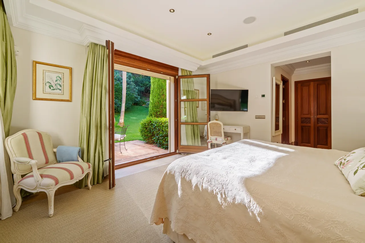6-bedroom villa in Las Lomas del Marbella Club with private pool and private garden — image 32