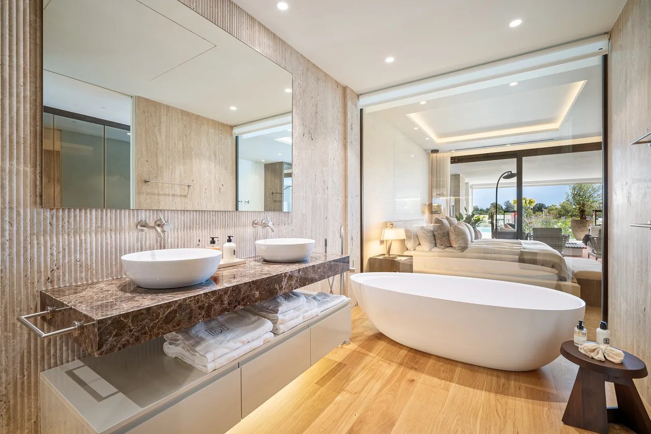 5-bedroom duplex apartment in Marbella Golden Mile with private garden and gated community — image 5