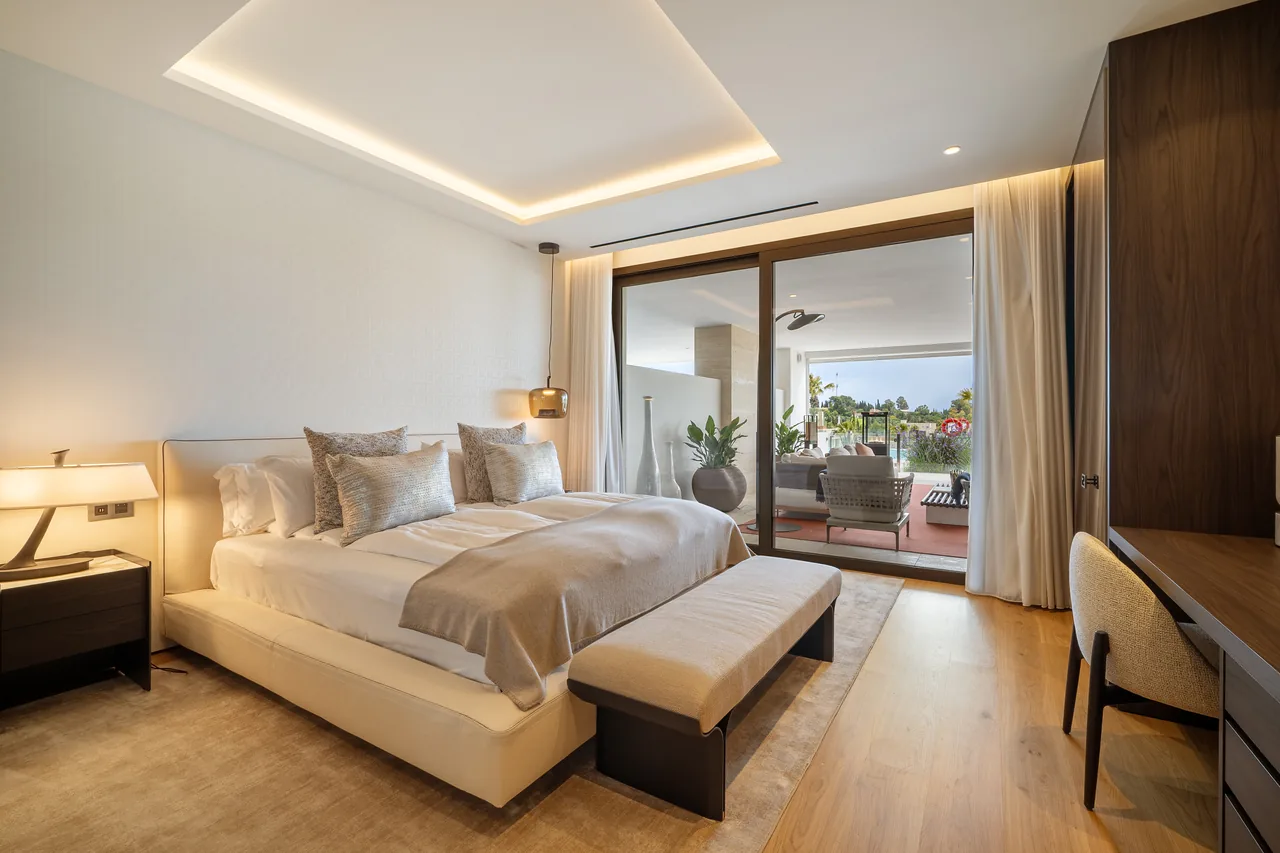 5-bedroom duplex apartment in Marbella Golden Mile with private garden and gated community — image 6