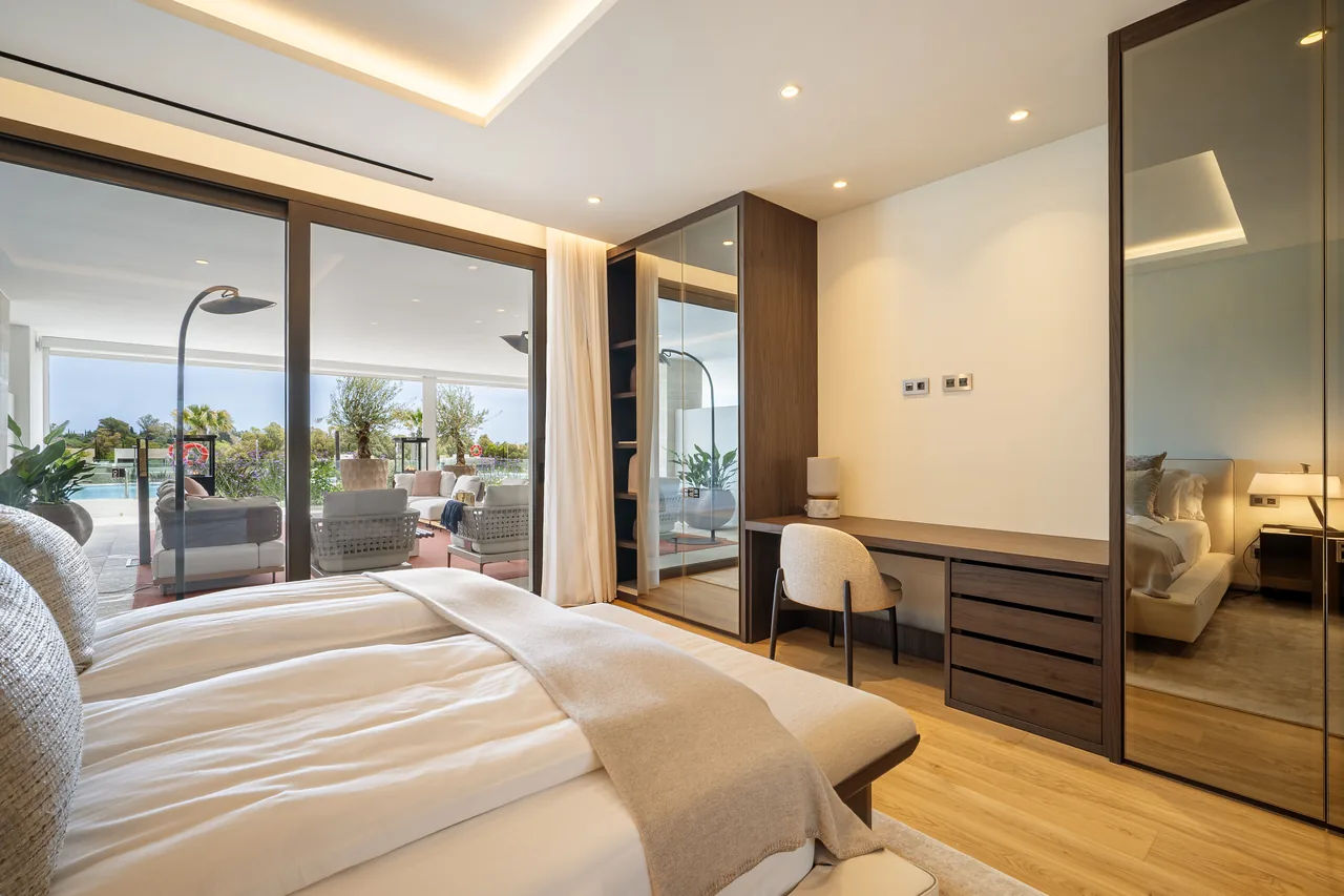 5-bedroom duplex apartment in Marbella Golden Mile with private garden and gated community — image 7