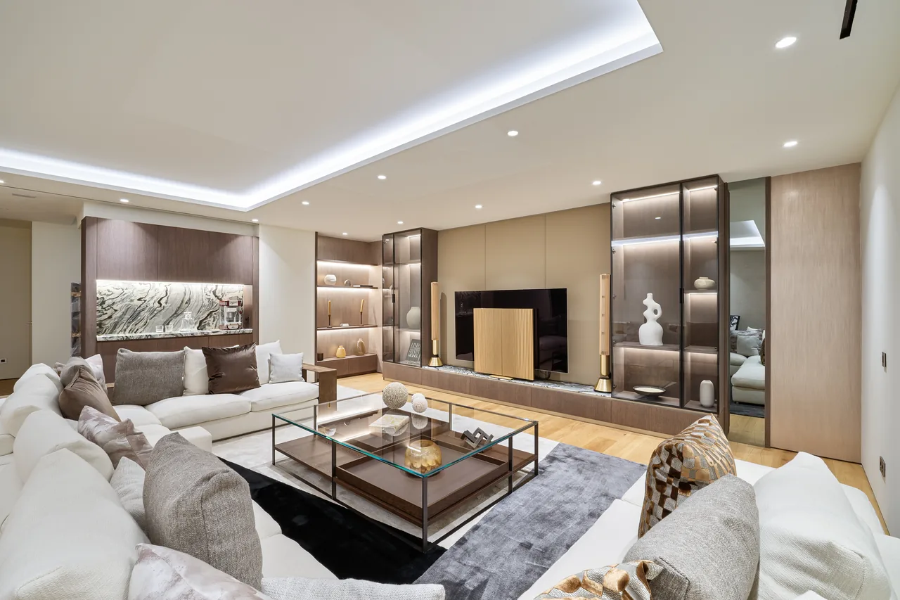 5-bedroom duplex apartment in Marbella Golden Mile with private garden and gated community — image 11