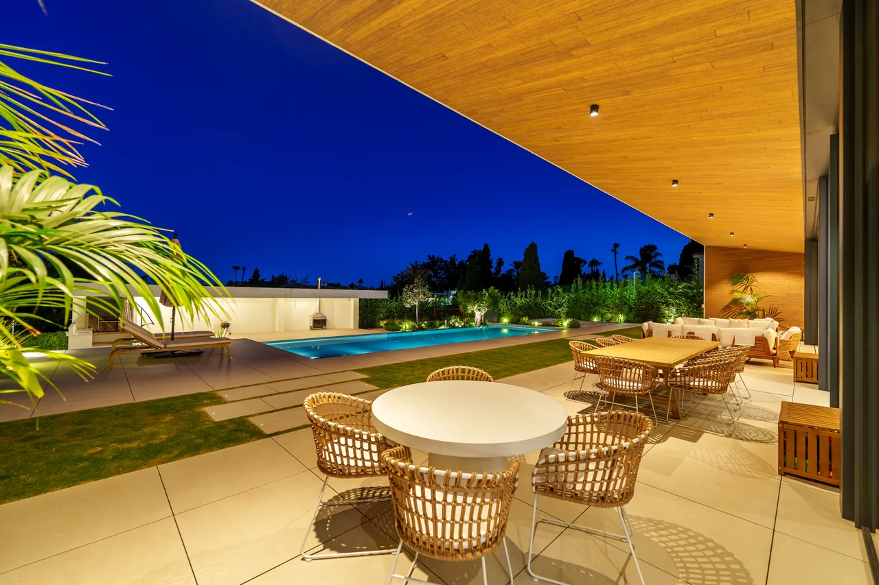 6-bedroom villa in Guadalmina Alta with private pool and private garden — image 5