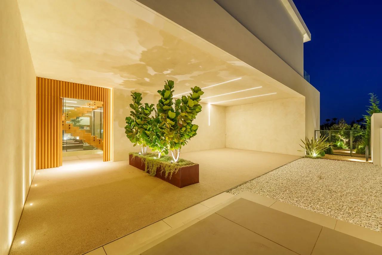 6-bedroom villa in Guadalmina Alta with private pool and private garden — image 7