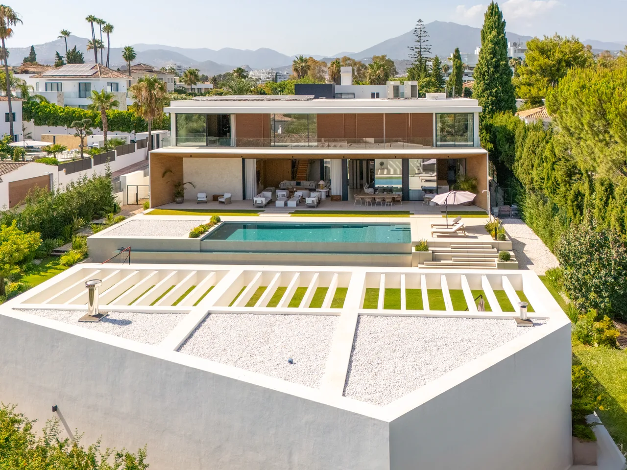 6-bedroom villa in Guadalmina Alta with private pool and private garden — image 8