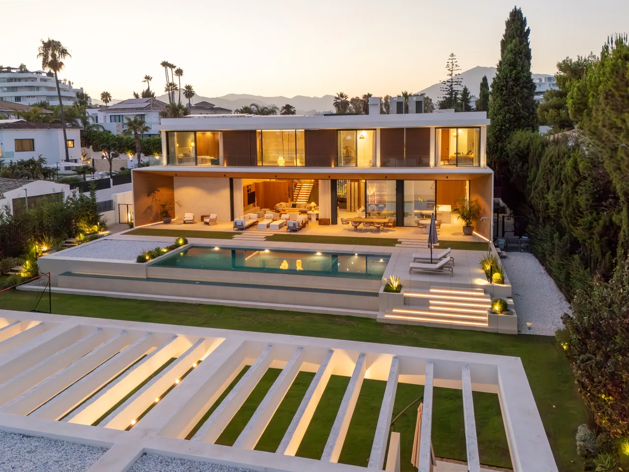 6-bedroom villa in Guadalmina Alta with private pool and private garden — image 12