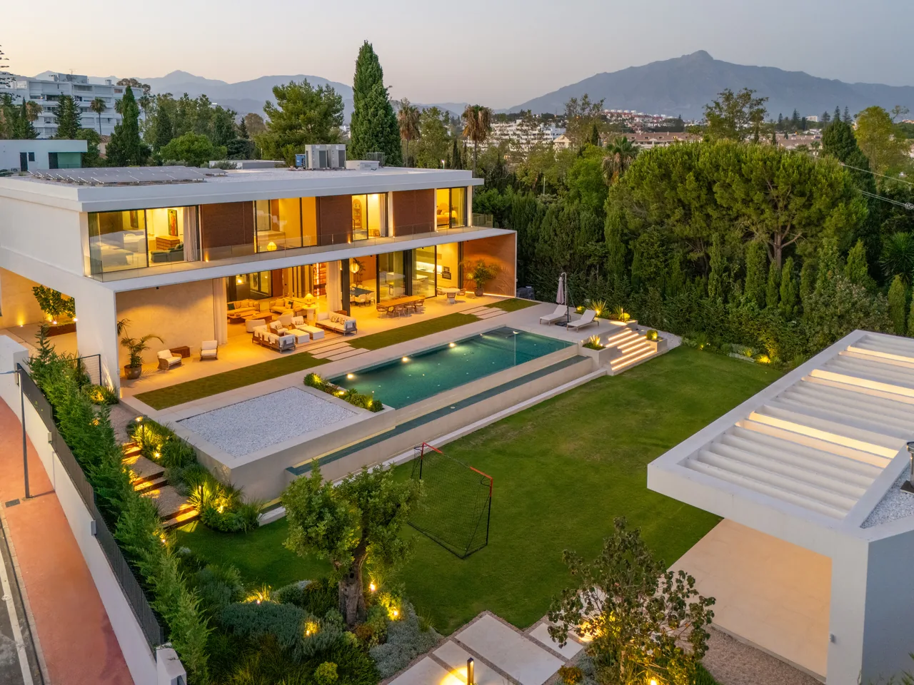 6-bedroom villa in Guadalmina Alta with private pool and private garden — image 13