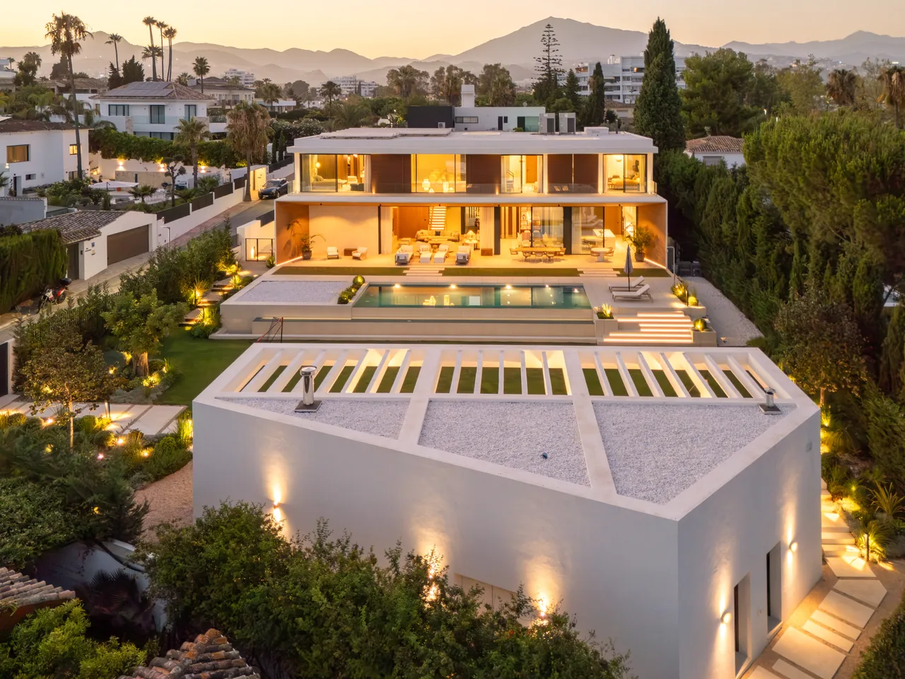 6-bedroom villa in Guadalmina Alta with private pool and private garden — image 14