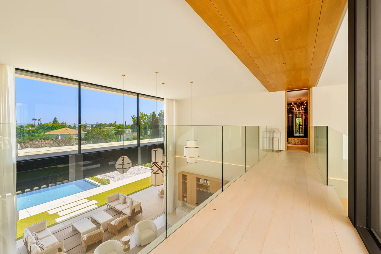 6-bedroom villa in Guadalmina Alta with private pool and private garden — image 19