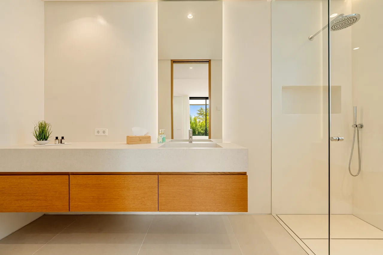 6-bedroom villa in Guadalmina Alta with private pool and private garden — image 24