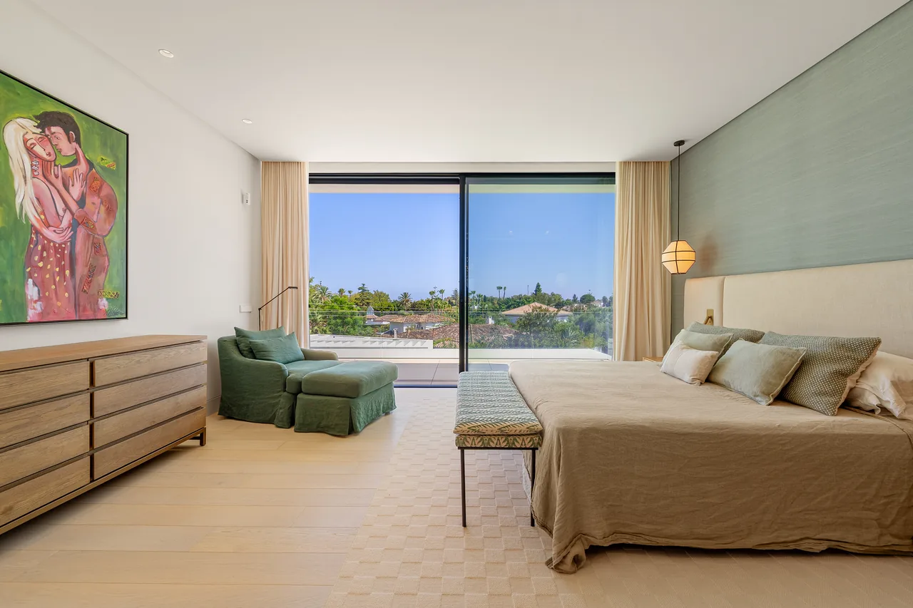 6-bedroom villa in Guadalmina Alta with private pool and private garden — image 34