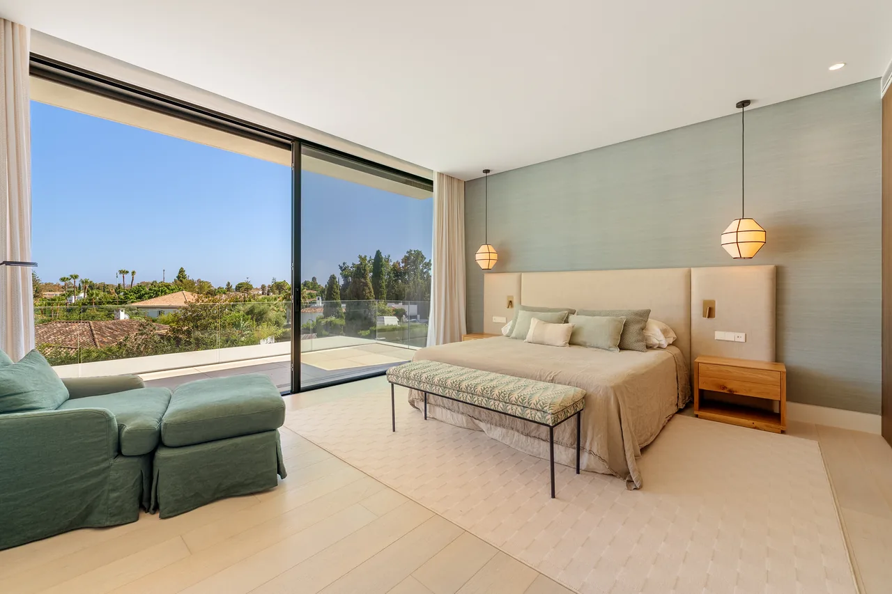 6-bedroom villa in Guadalmina Alta with private pool and private garden — image 35