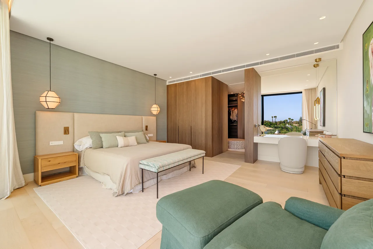 6-bedroom villa in Guadalmina Alta with private pool and private garden — image 36