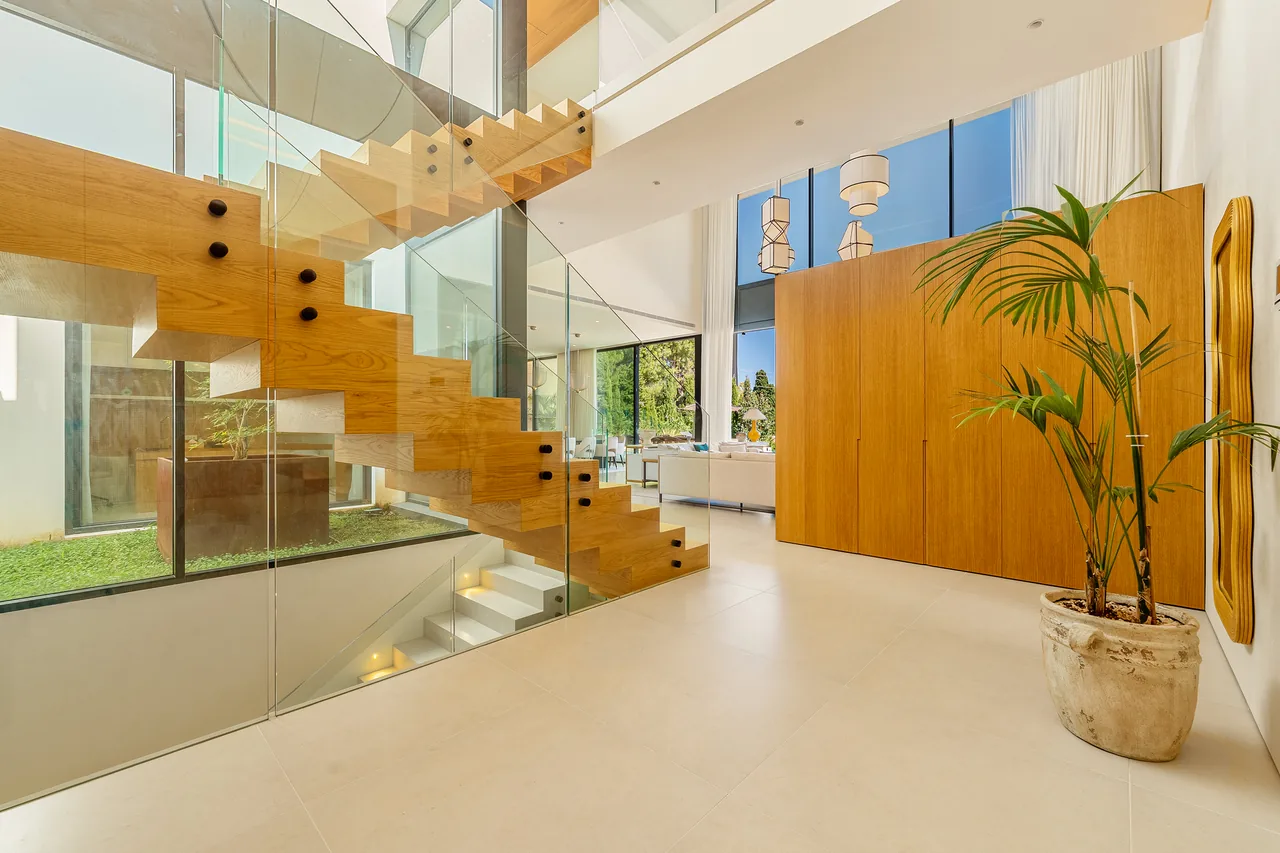 6-bedroom villa in Guadalmina Alta with private pool and private garden — image 39