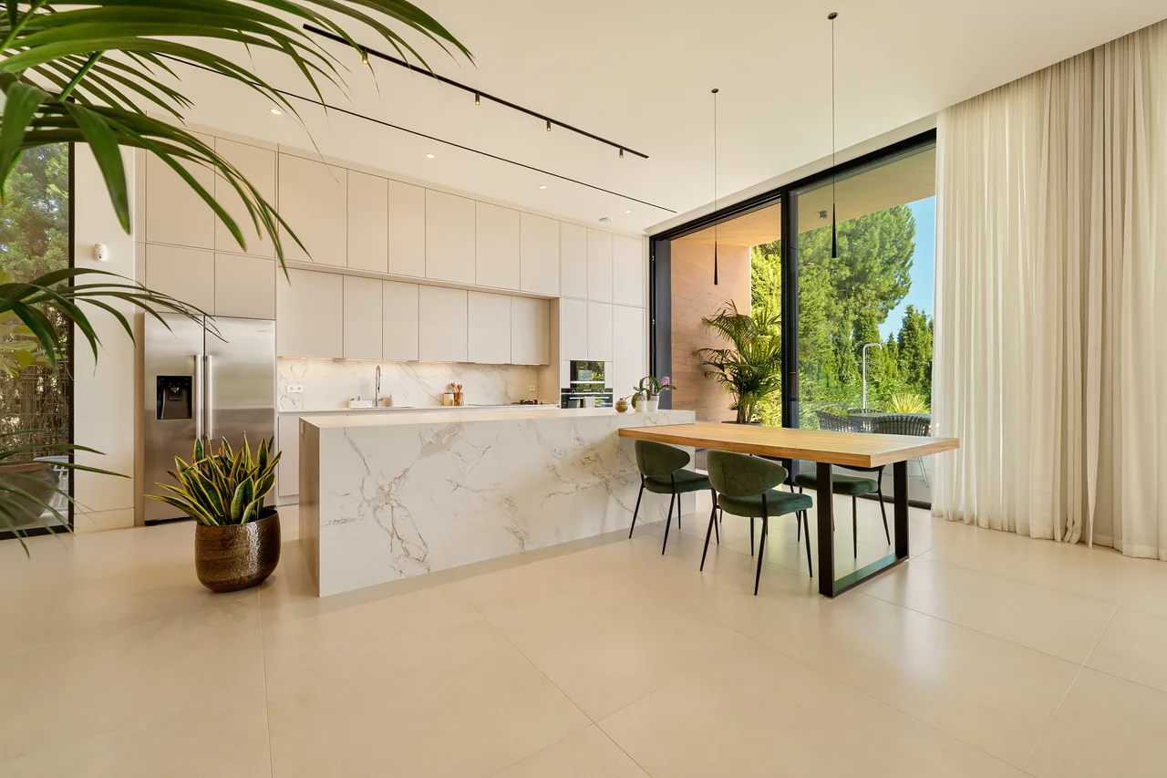 6-bedroom villa in Guadalmina Alta with private pool and private garden — image 41