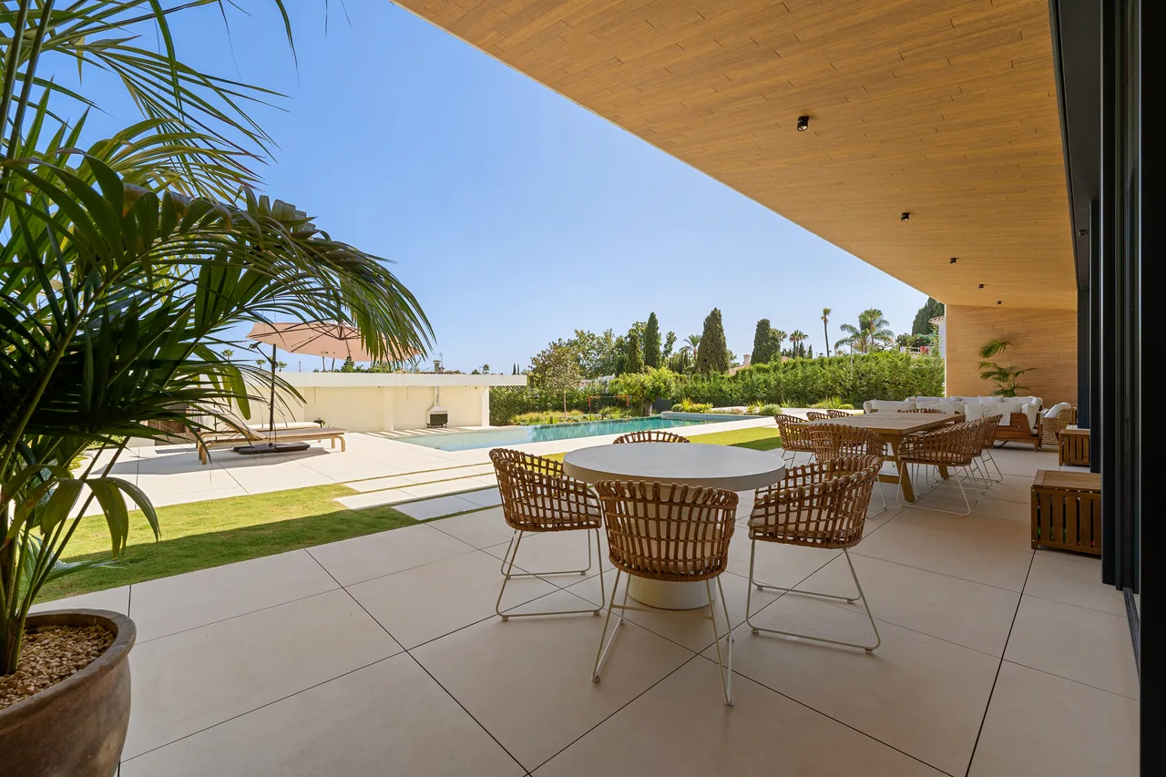 6-bedroom villa in Guadalmina Alta with private pool and private garden — image 44