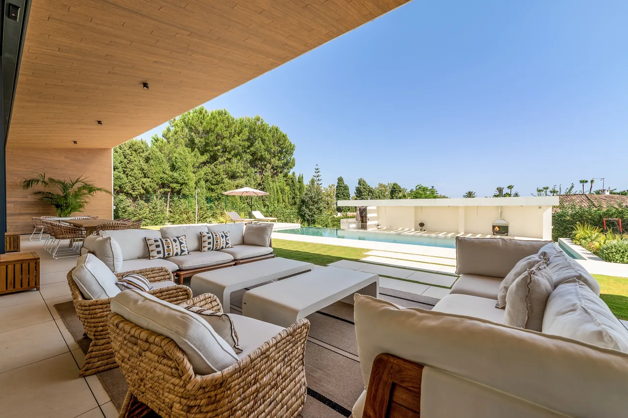 6-bedroom villa in Guadalmina Alta with private pool and private garden — image 46