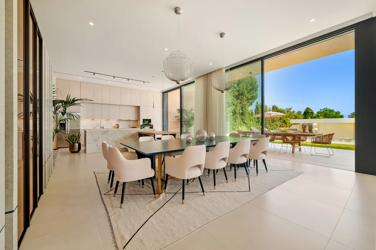 6-bedroom villa in Guadalmina Alta with private pool and private garden — image 47