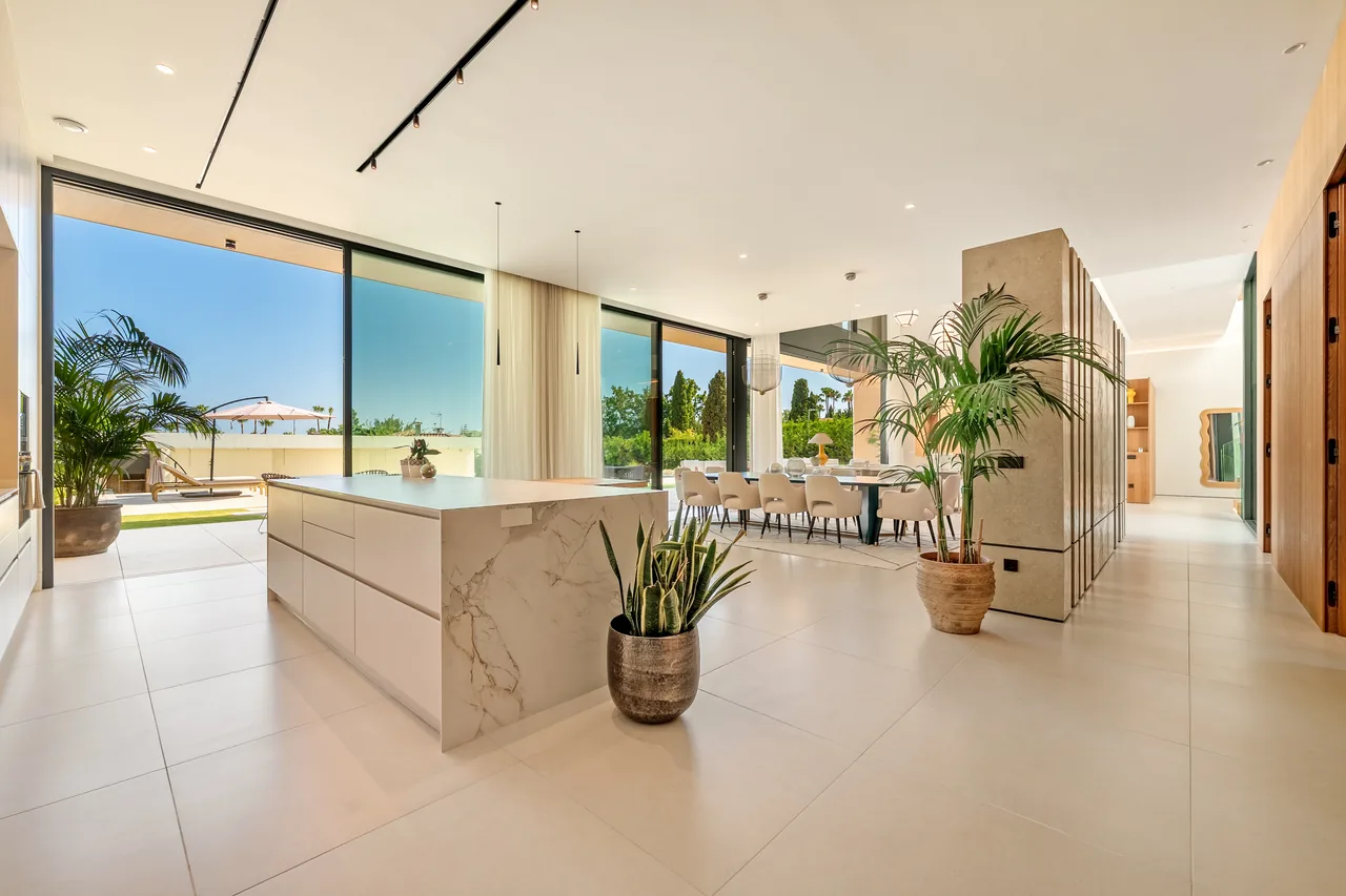 6-bedroom villa in Guadalmina Alta with private pool and private garden — image 51
