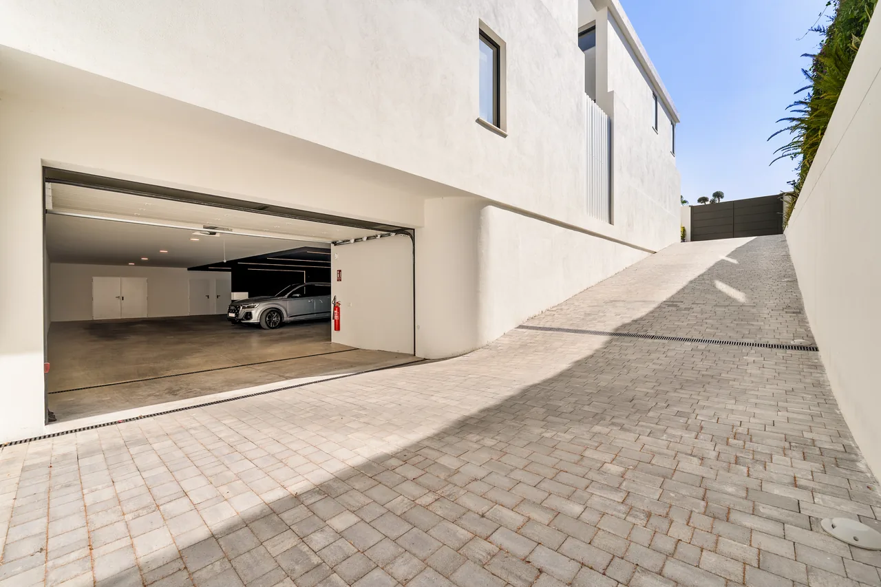 6-bedroom villa in Guadalmina Alta with private pool and private garden — image 63