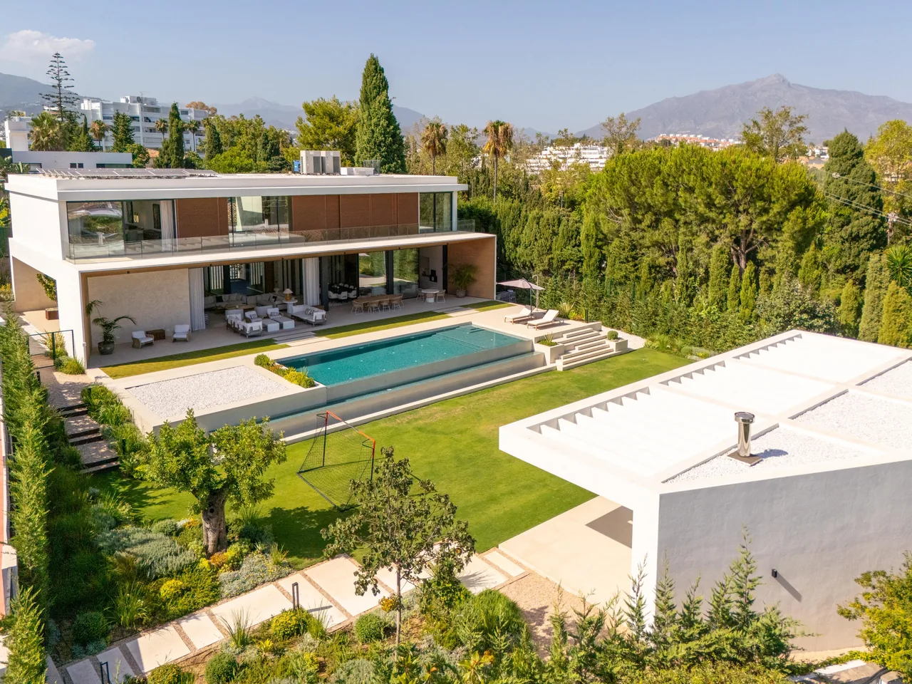 6-bedroom villa in Guadalmina Alta with private pool and private garden — image 79