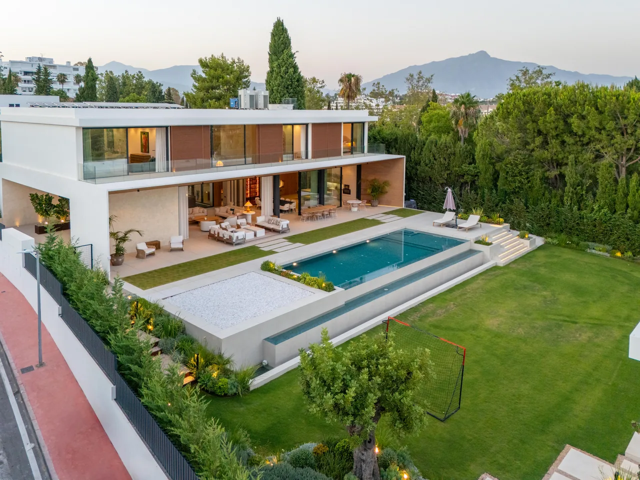 6-bedroom villa in Guadalmina Alta with private pool and private garden — image 80