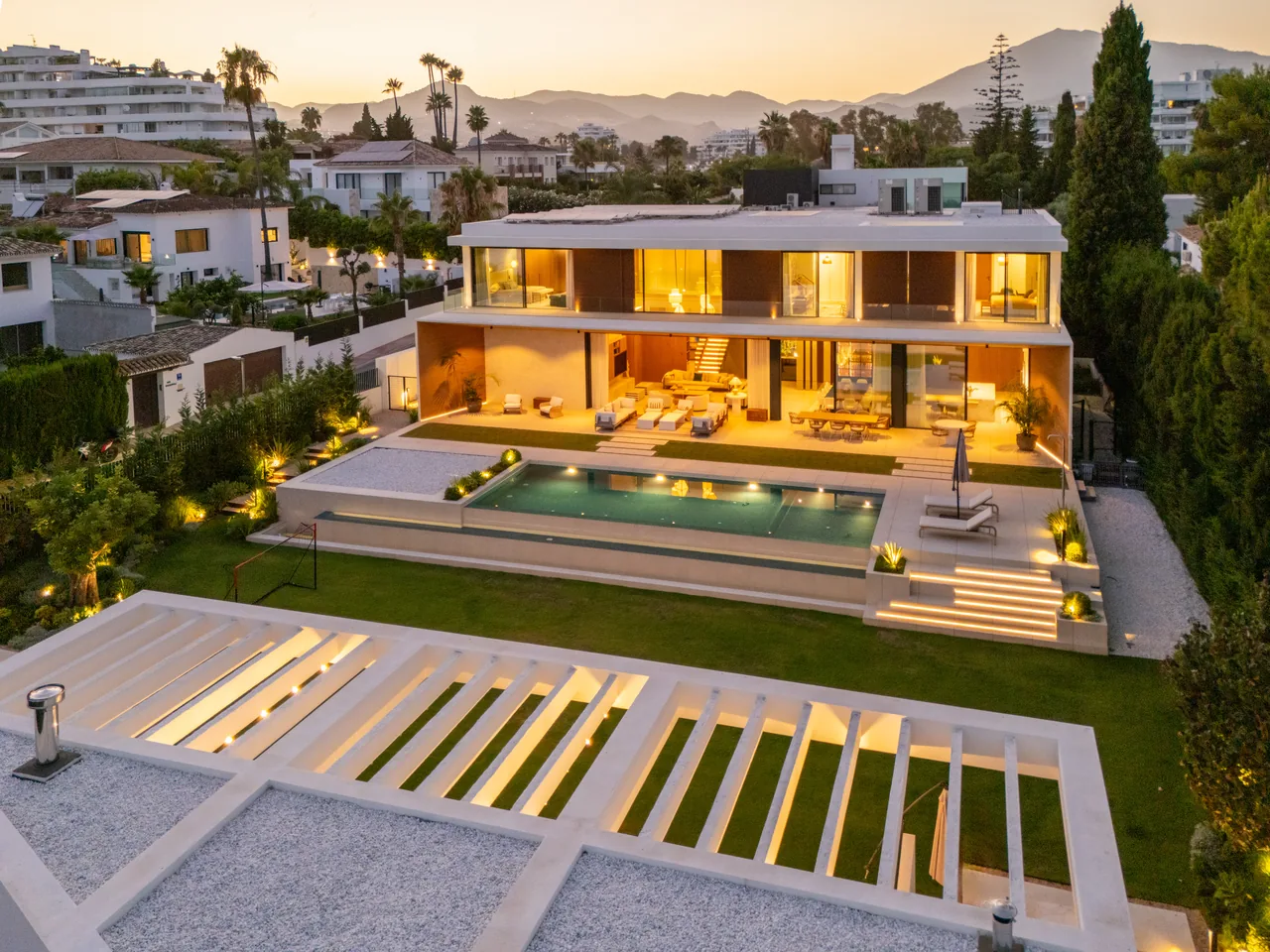 6-bedroom villa in Guadalmina Alta with private pool and private garden