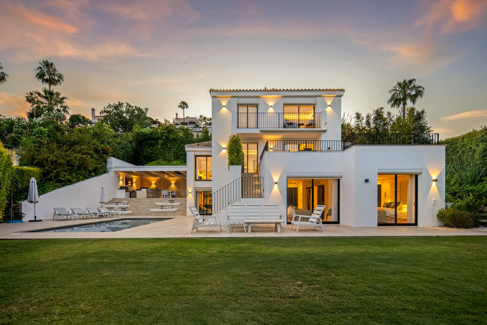 Hill Club 36, five-bedroom villa in Nueva Andalucía - image 1