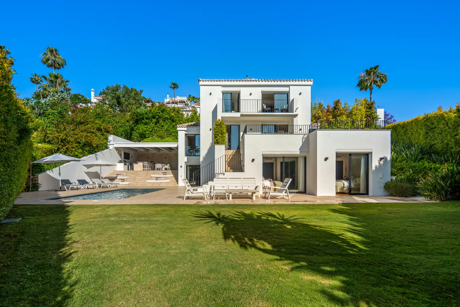 Hill Club 36, five-bedroom villa in Nueva Andalucía - image 3