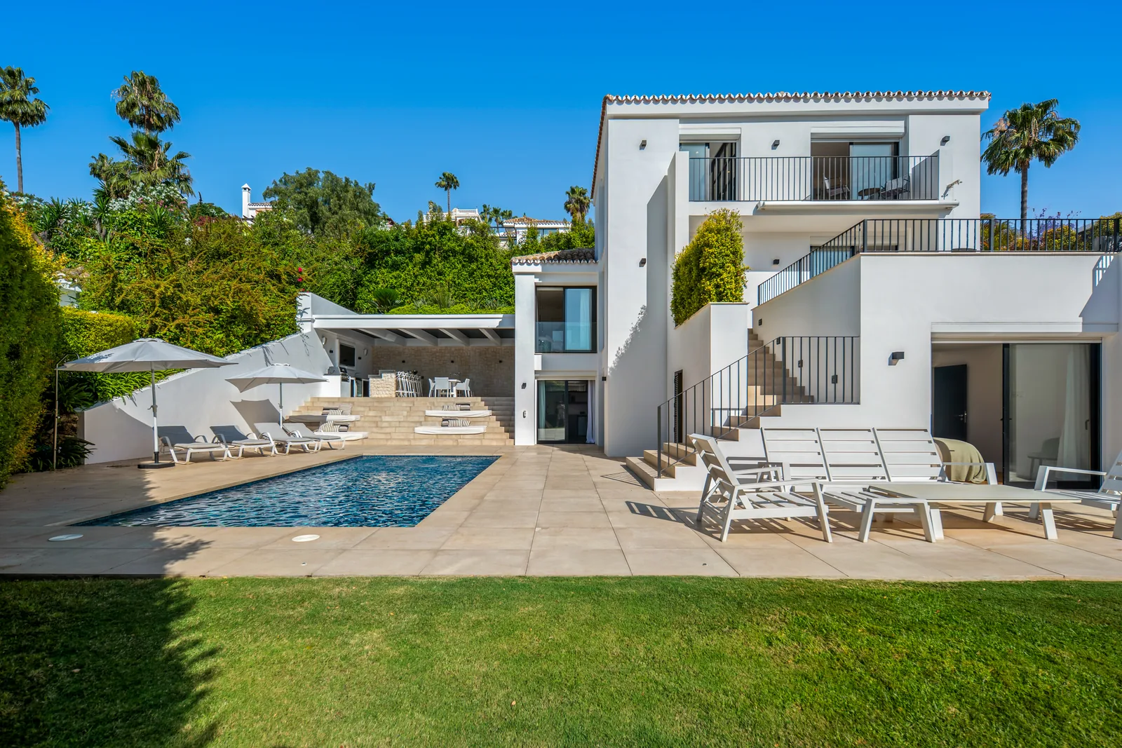 Hill Club 36, five-bedroom villa in Nueva Andalucía - image 4