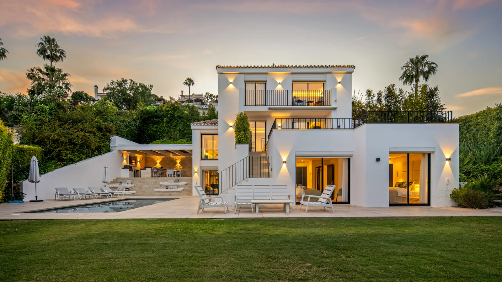 Hill Club 36, renovated five-bedroom villa in Nueva Andalucía with private pool