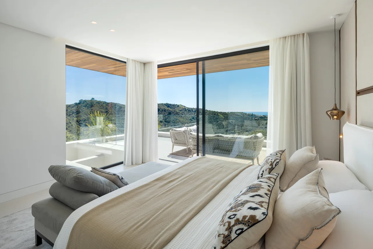 6-bedroom villa in Lomas de La Quinta with private pool and private garden — image 11