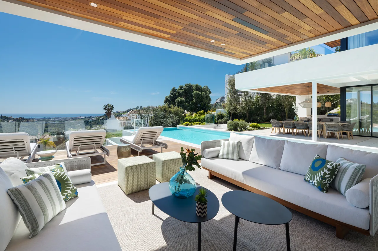 6-bedroom villa in Lomas de La Quinta with private pool and private garden — image 17
