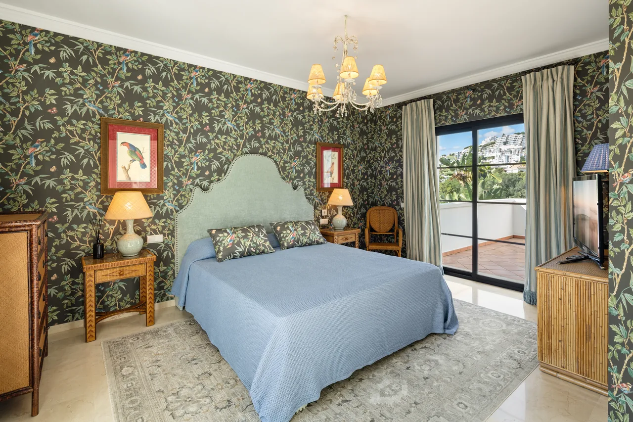 4-bedroom villa in La Quinta with private pool and private garden — image 5