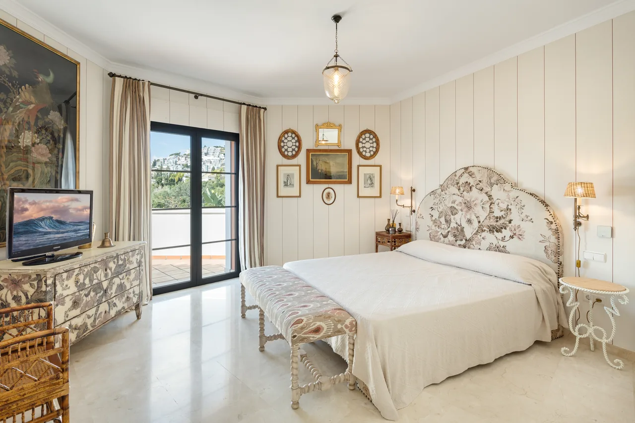 4-bedroom villa in La Quinta with private pool and private garden — image 7