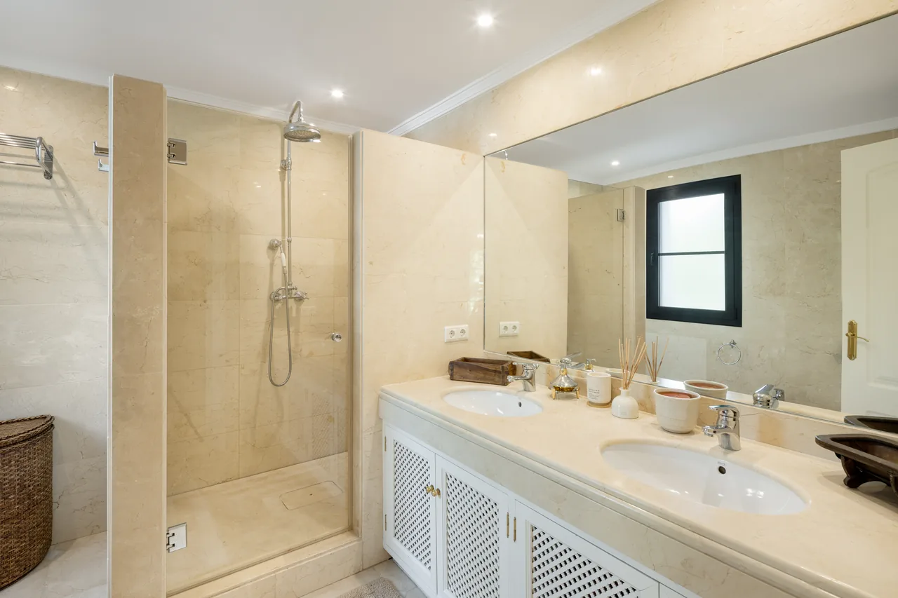 4-bedroom villa in La Quinta with private pool and private garden — image 10