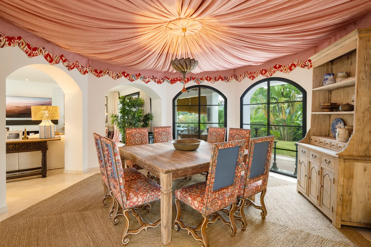 4-bedroom villa in La Quinta with private pool and private garden — image 17