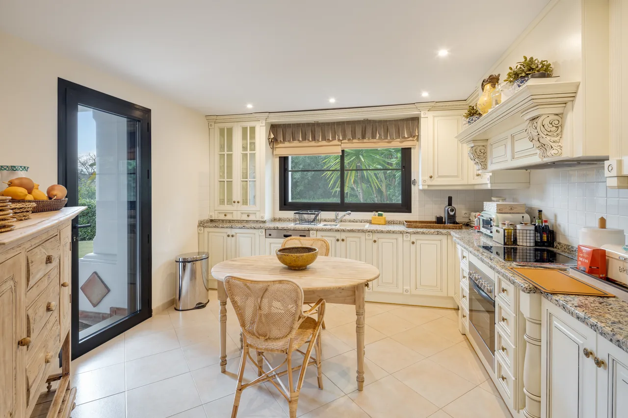 4-bedroom villa in La Quinta with private pool and private garden — image 18