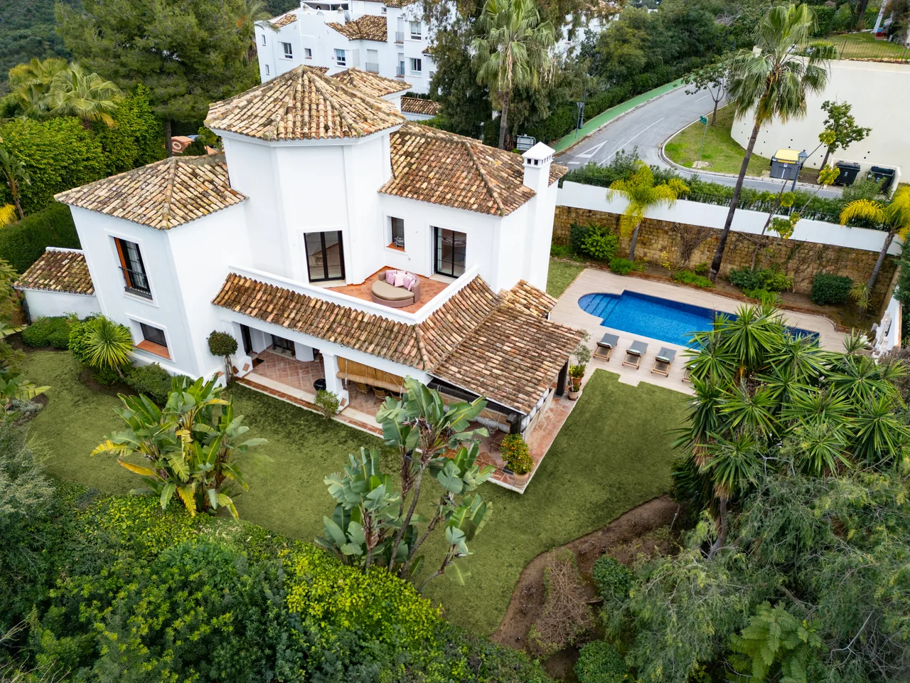4-bedroom villa in La Quinta with private pool and private garden — image 50