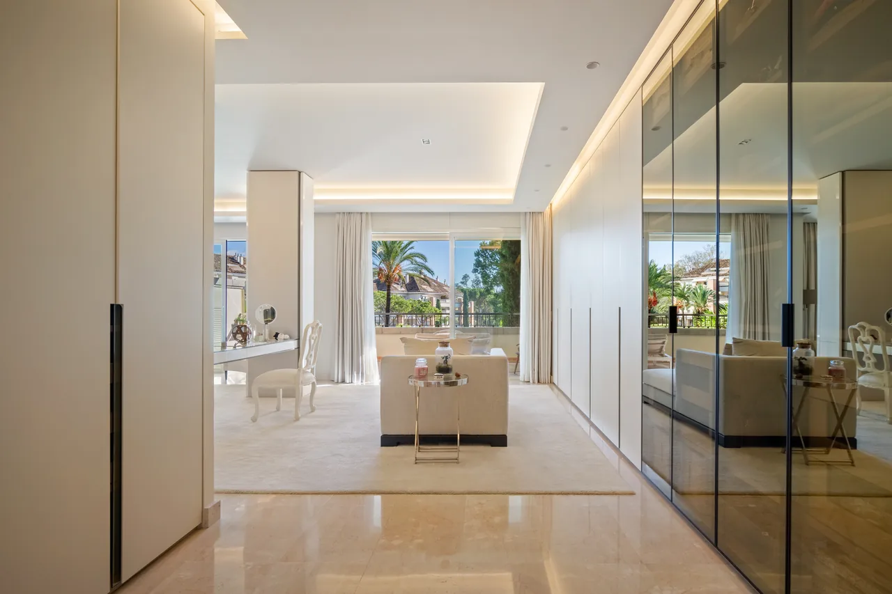 4-bedroom apartment in La Trinidad with gated community — image 6