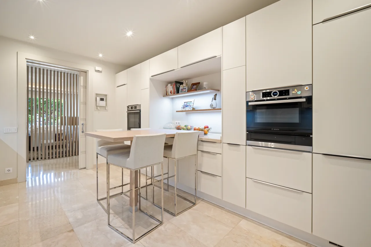 4-bedroom apartment in La Trinidad with gated community — image 32