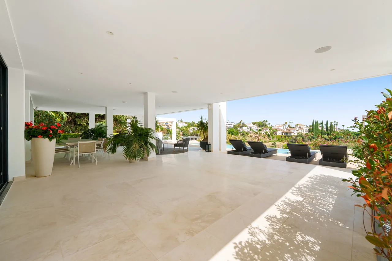 5-bedroom villa in Nueva Andalucía with golf setting and private pool — image 2