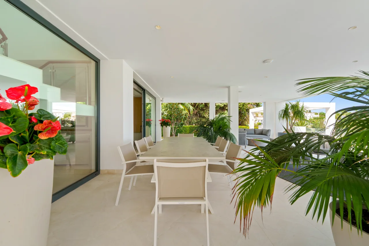 5-bedroom villa in Nueva Andalucía with golf setting and private pool — image 3