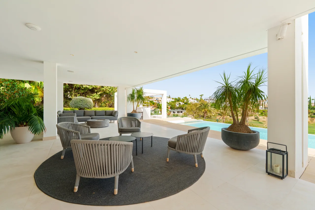 5-bedroom villa in Nueva Andalucía with golf setting and private pool — image 4