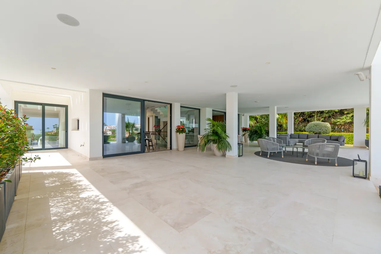 5-bedroom villa in Nueva Andalucía with golf setting and private pool — image 5