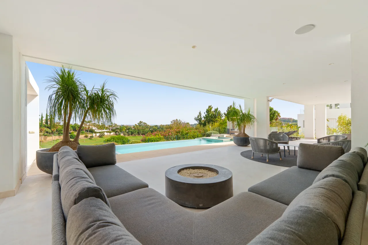 5-bedroom villa in Nueva Andalucía with golf setting and private pool — image 6