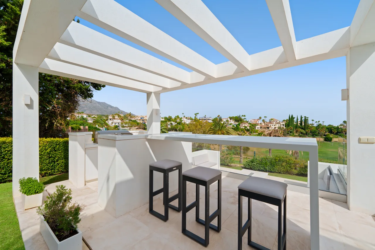 5-bedroom villa in Nueva Andalucía with golf setting and private pool — image 7